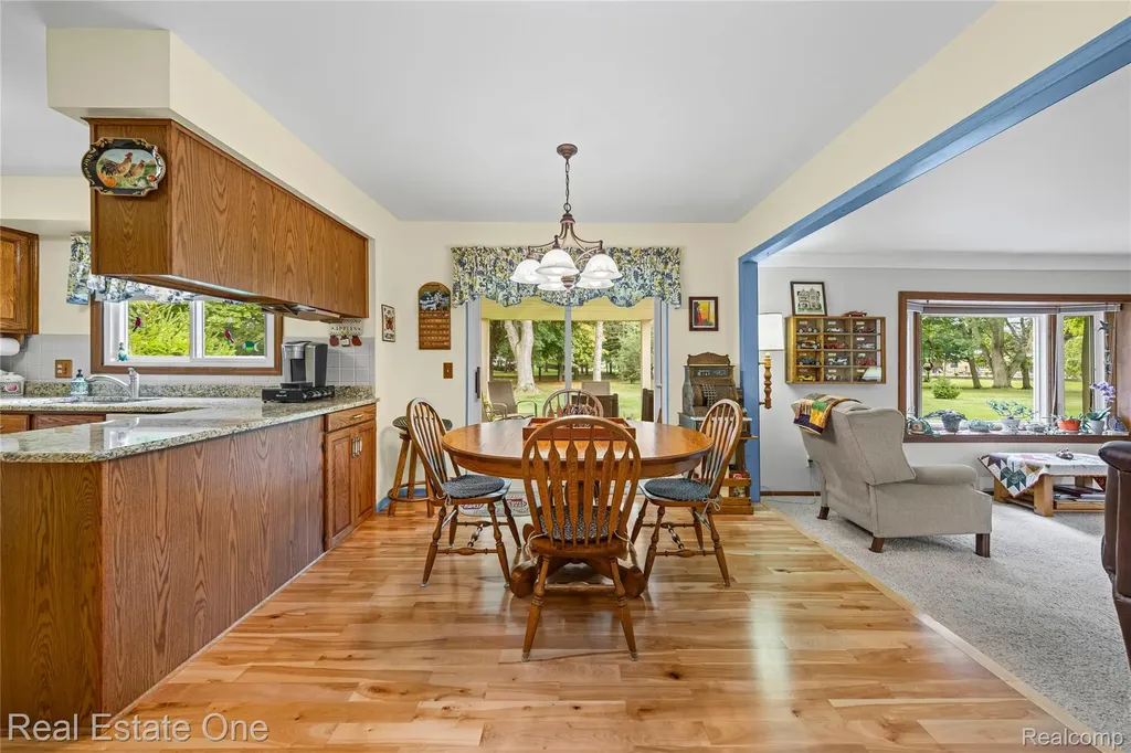 17486 Country Club Drive Livonia City MI 48152