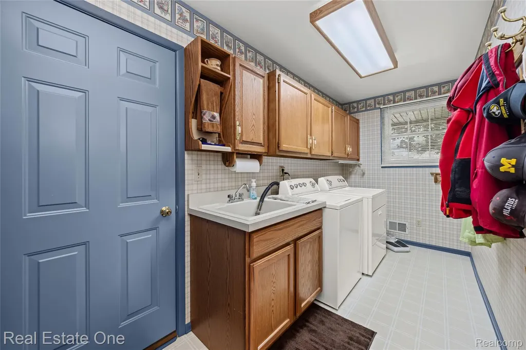 17486 Country Club Drive Livonia City MI 48152