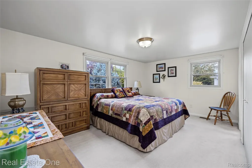 17486 Country Club Drive Livonia City MI 48152