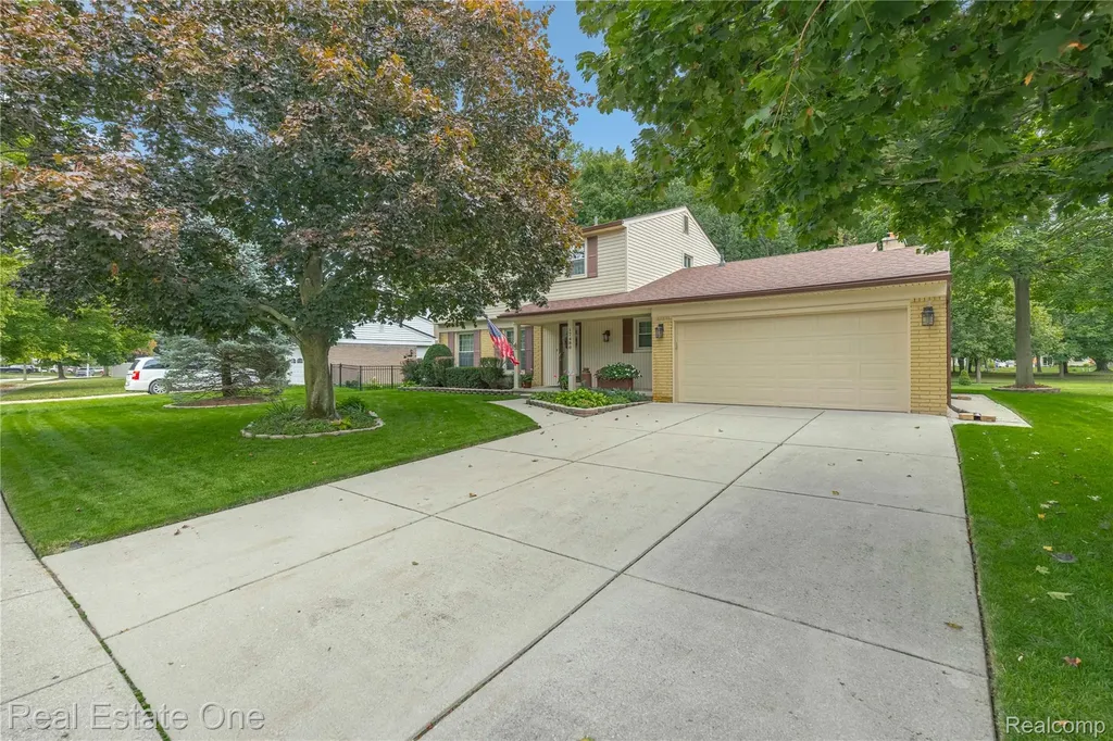 17486 Country Club Drive Livonia City MI 48152