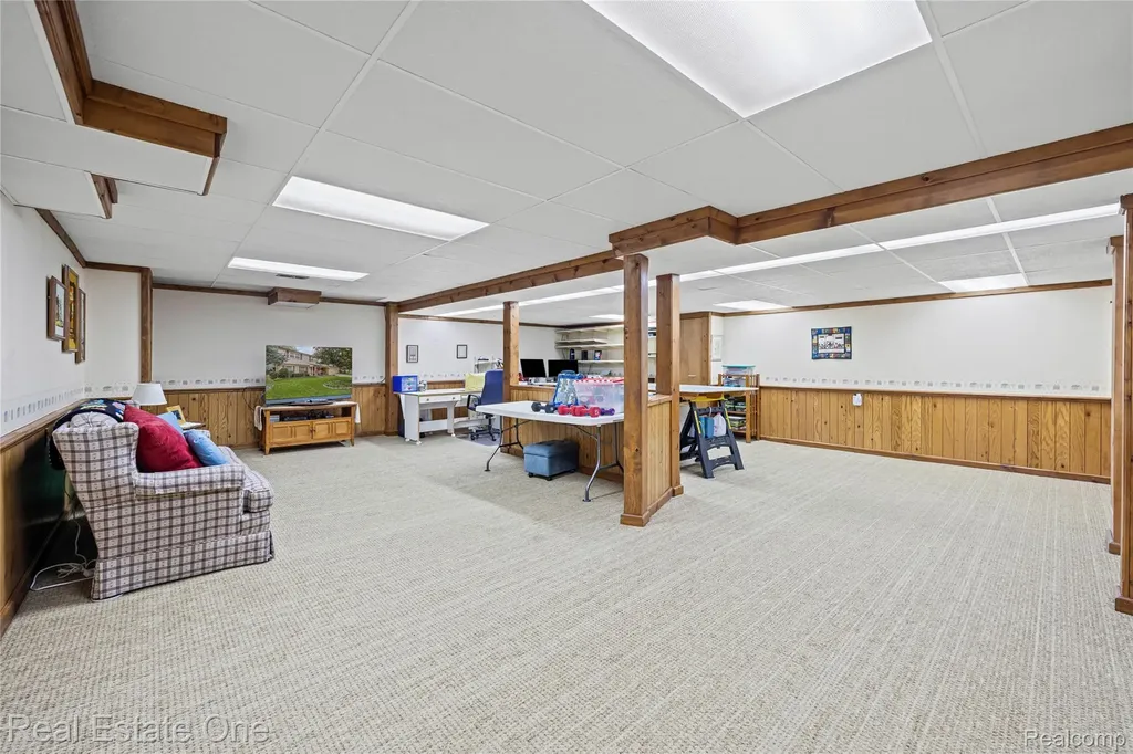 17486 Country Club Drive Livonia City MI 48152