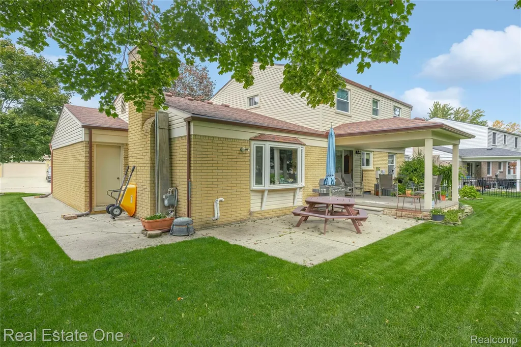 17486 Country Club Drive Livonia City MI 48152