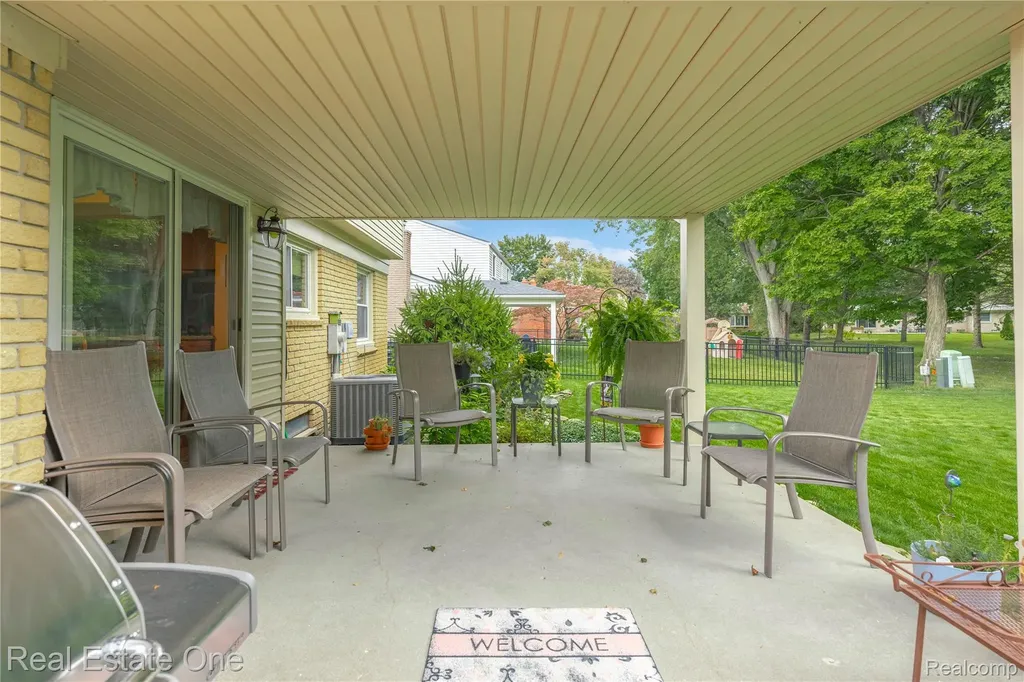 17486 Country Club Drive Livonia City MI 48152