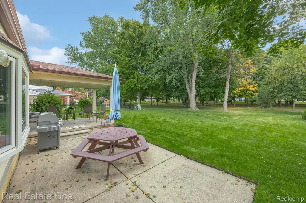 17486 Country Club Drive Livonia City MI 48152