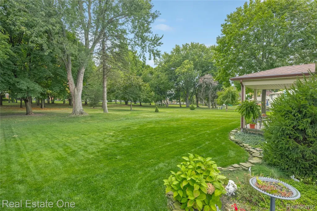 17486 Country Club Drive Livonia City MI 48152