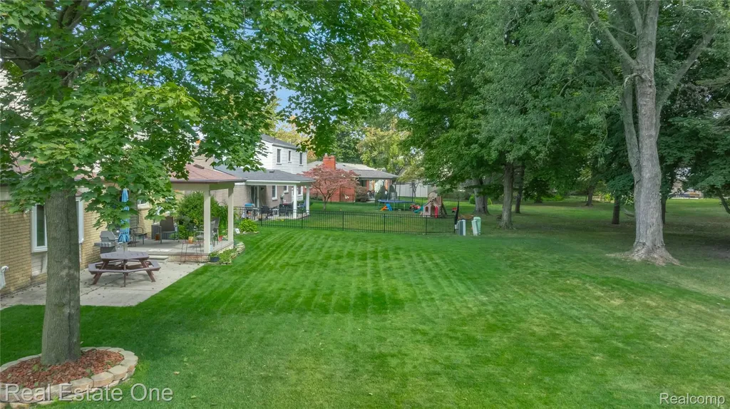 17486 Country Club Drive Livonia City MI 48152