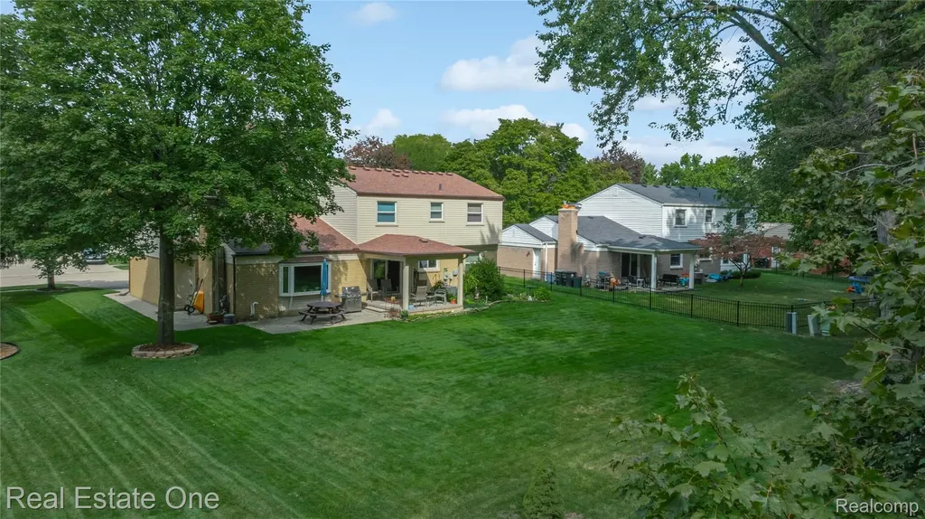 17486 Country Club Drive Livonia City MI 48152