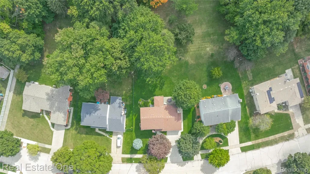 17486 Country Club Drive Livonia City MI 48152