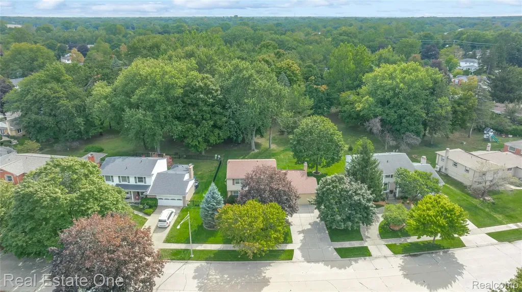 17486 Country Club Drive Livonia City MI 48152