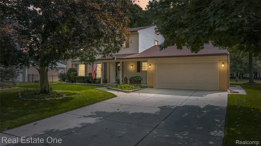 17486 Country Club Drive Livonia City MI 48152