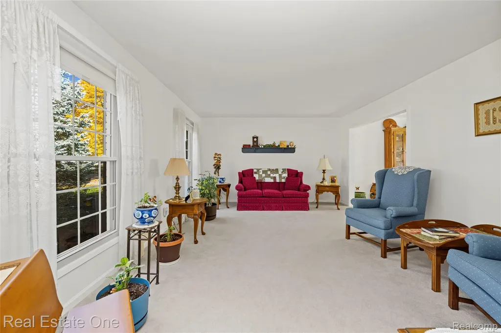 17486 Country Club Drive Livonia City MI 48152