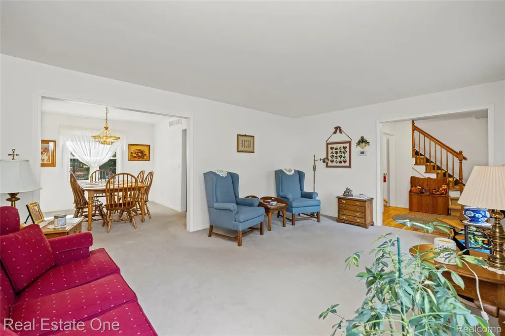 17486 Country Club Drive Livonia City MI 48152