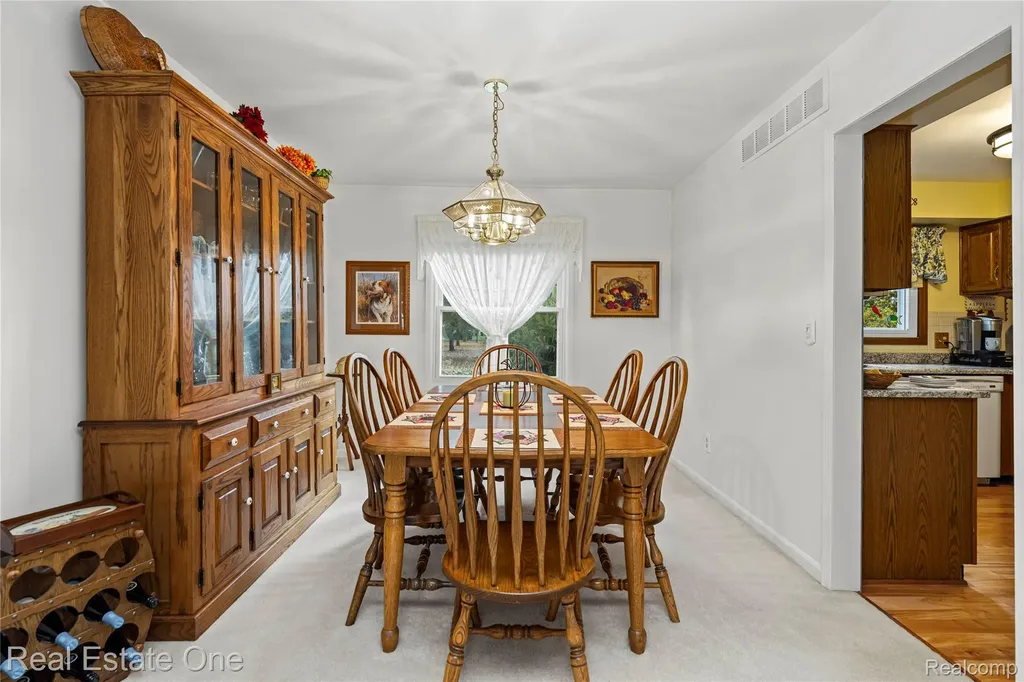 17486 Country Club Drive Livonia City MI 48152