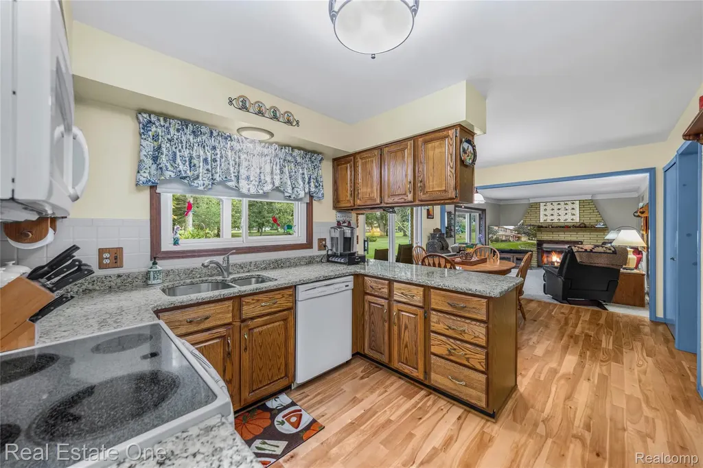 17486 Country Club Drive Livonia City MI 48152