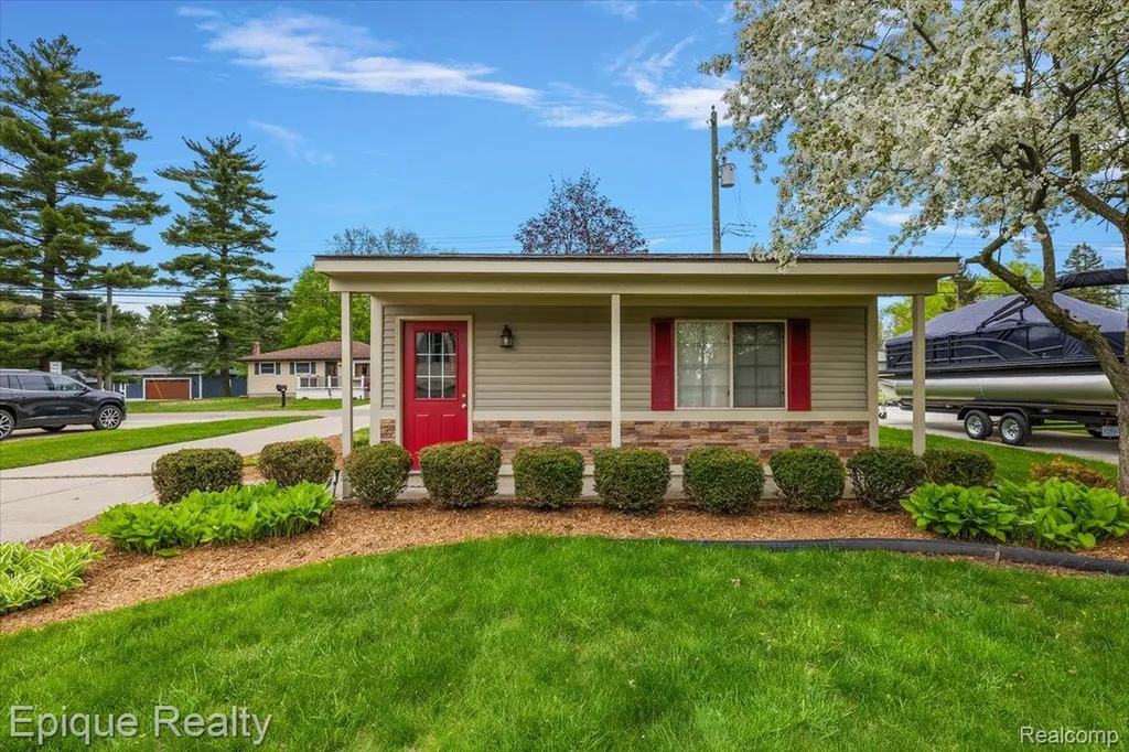 4521 Parnell Drive Waterford Charter Township MI 48346