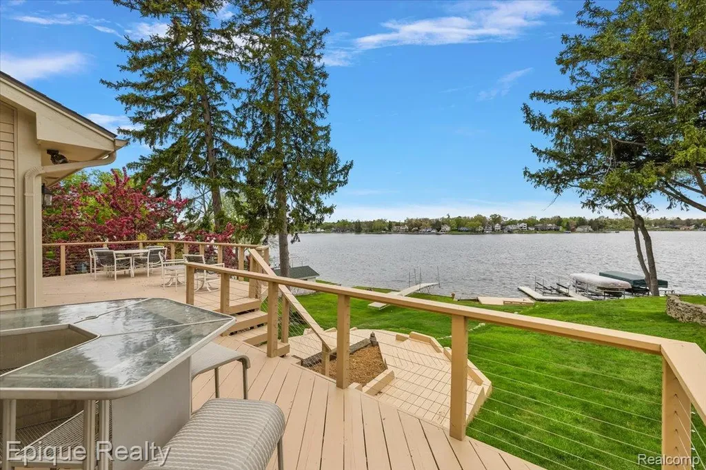 4521 Parnell Drive Waterford Charter Township MI 48346