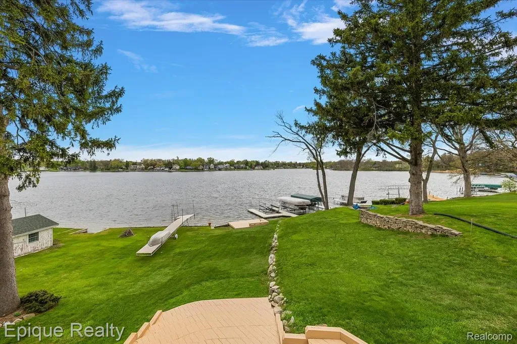 4521 Parnell Drive Waterford Charter Township MI 48346
