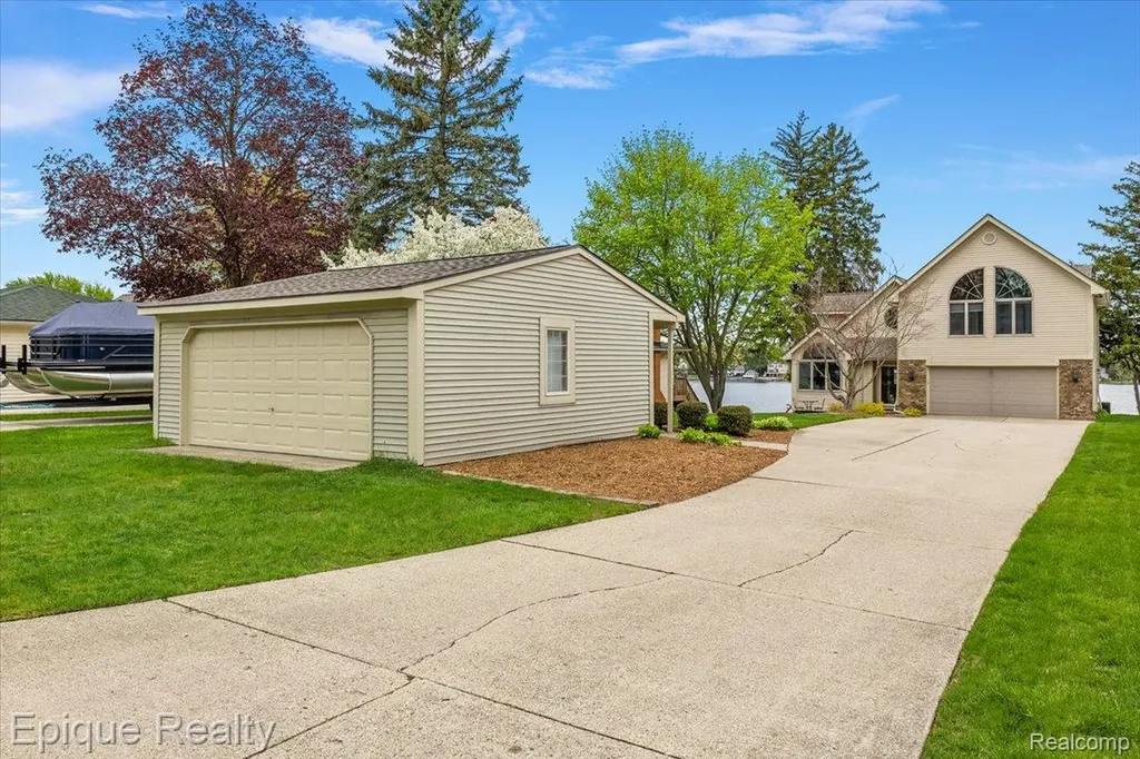 4521 Parnell Drive Waterford Charter Township MI 48346