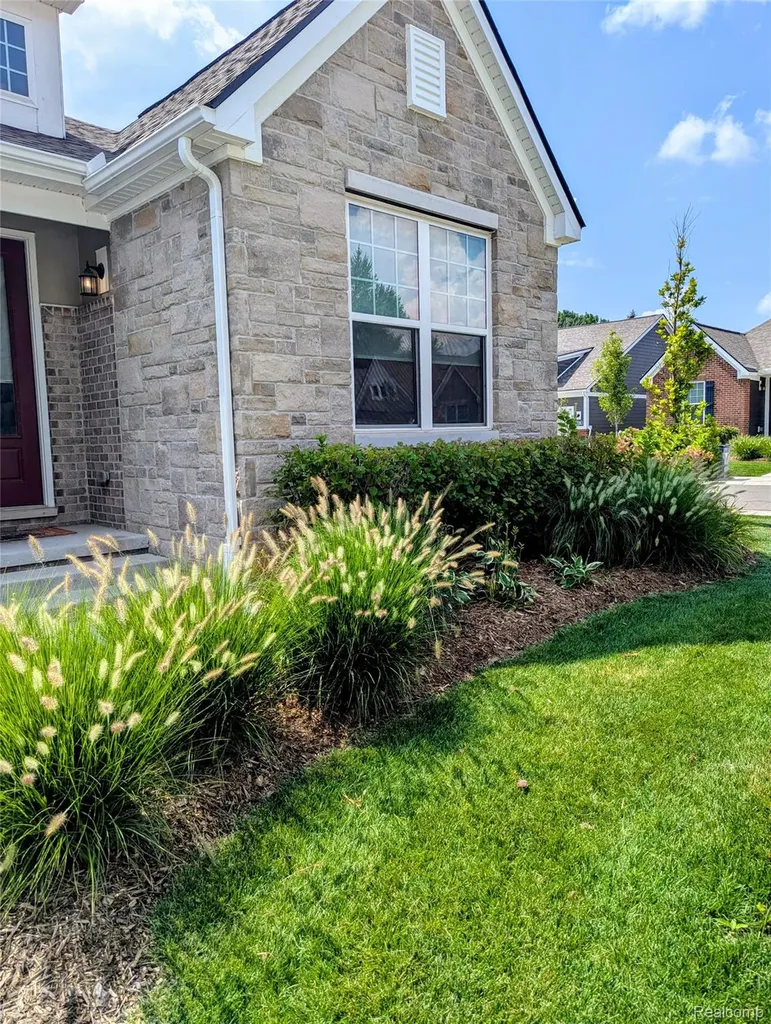 2298 Pondview Lane Troy City MI 48085