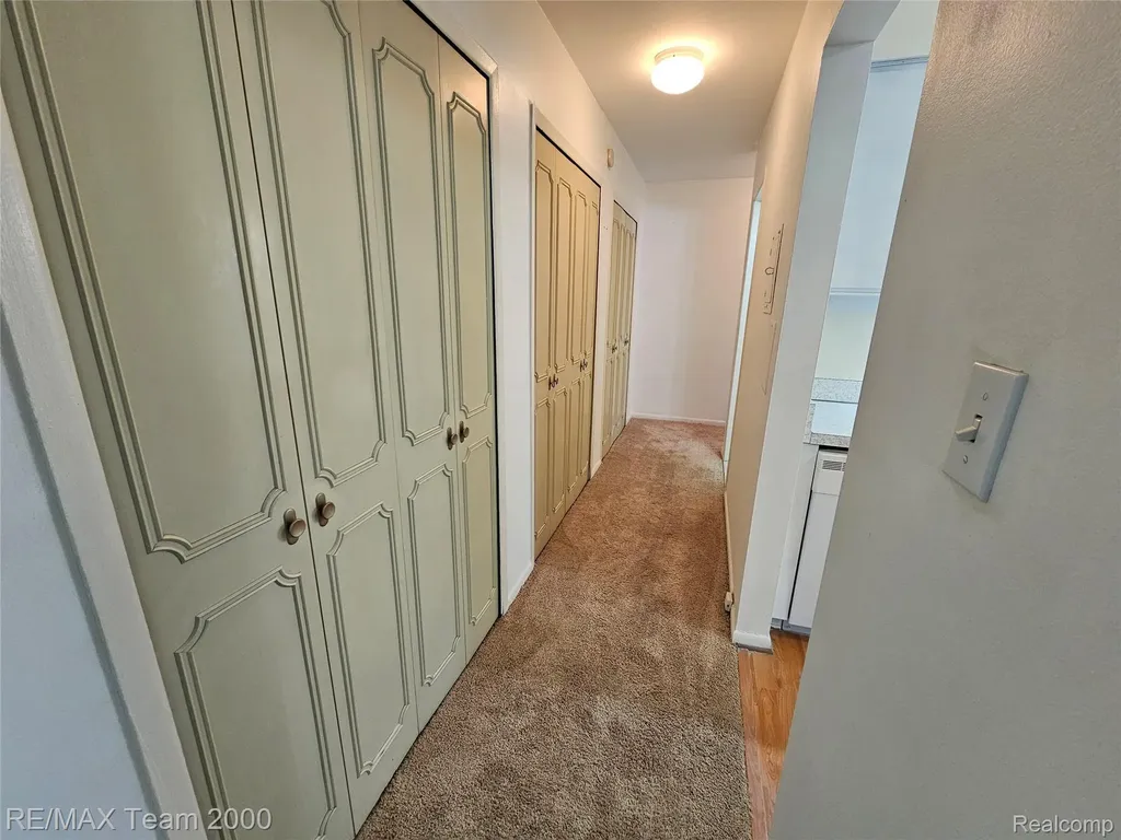 33234 Kingslane Farmington City MI 48336