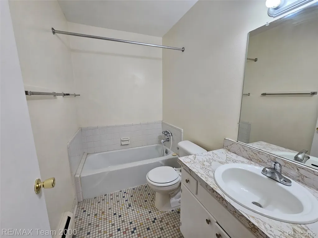 33234 Kingslane Farmington City MI 48336