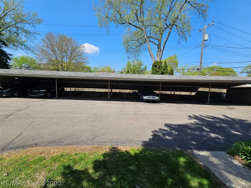 33234 Kingslane Farmington City MI 48336
