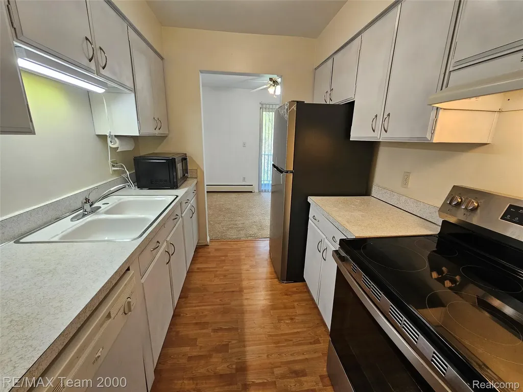 33234 Kingslane Farmington City MI 48336