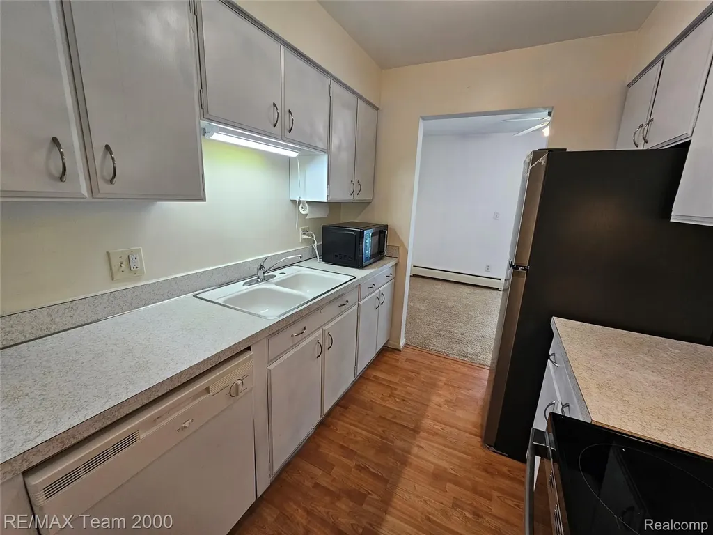 33234 Kingslane Farmington City MI 48336