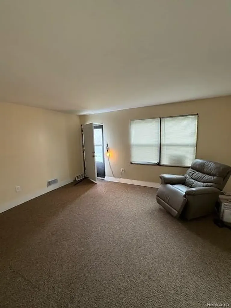 21554 W Davison Street Detroit City MI 48223