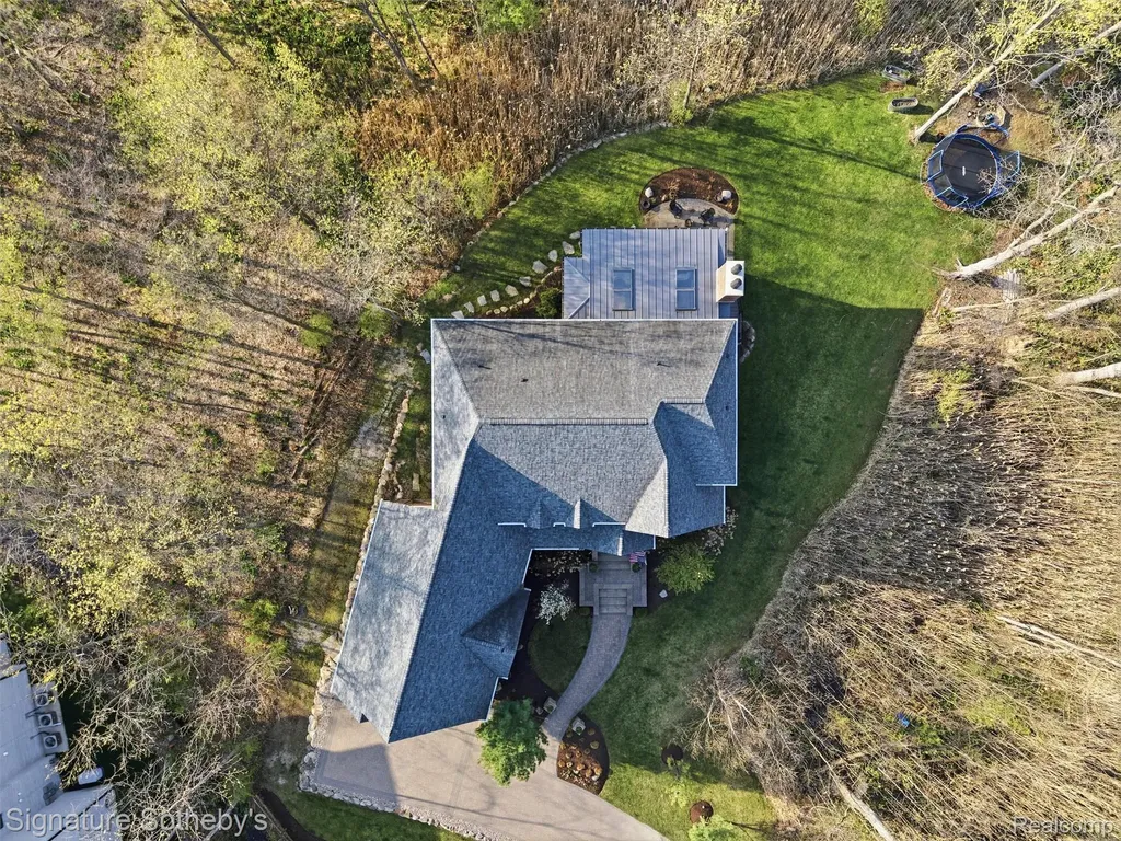 1595 Carriage Way Rochester City MI 48307
