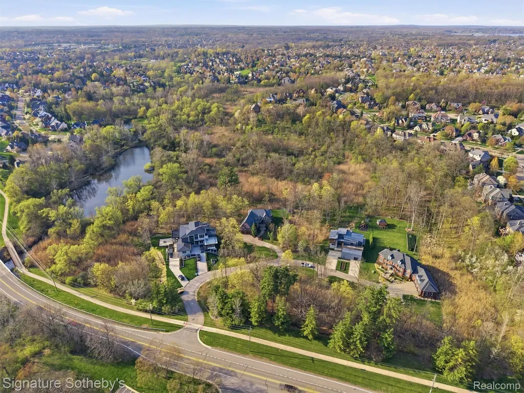 1595 Carriage Way Rochester City MI 48307