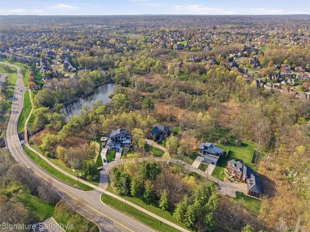 1595 Carriage Way Rochester City MI 48307