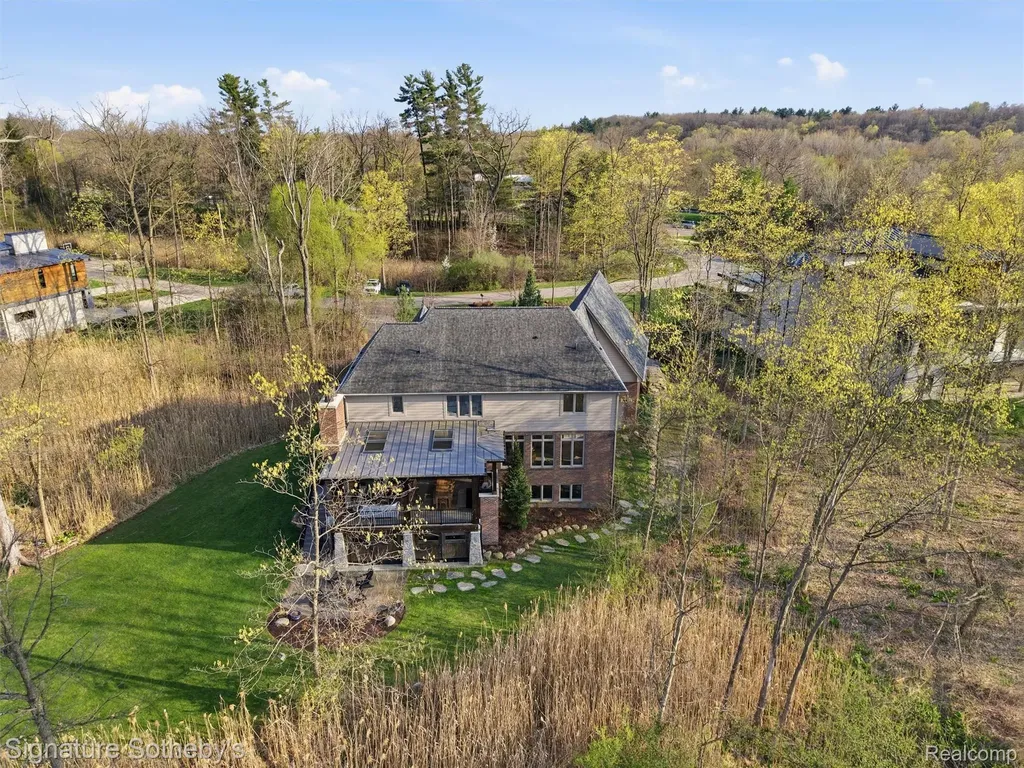 1595 Carriage Way Rochester City MI 48307