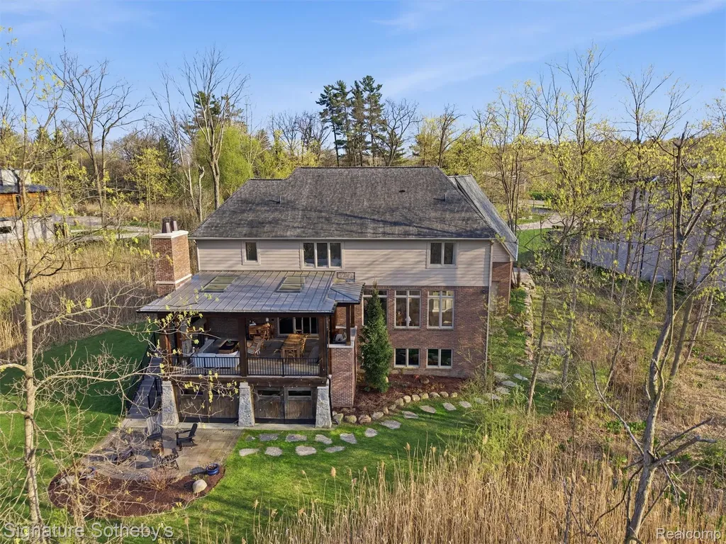 1595 Carriage Way Rochester City MI 48307