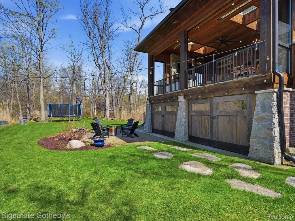 1595 Carriage Way Rochester City MI 48307
