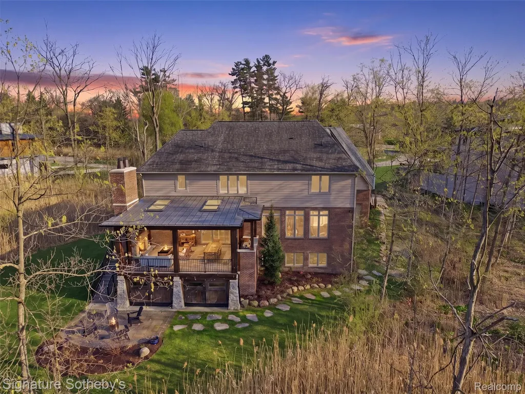 1595 Carriage Way Rochester City MI 48307