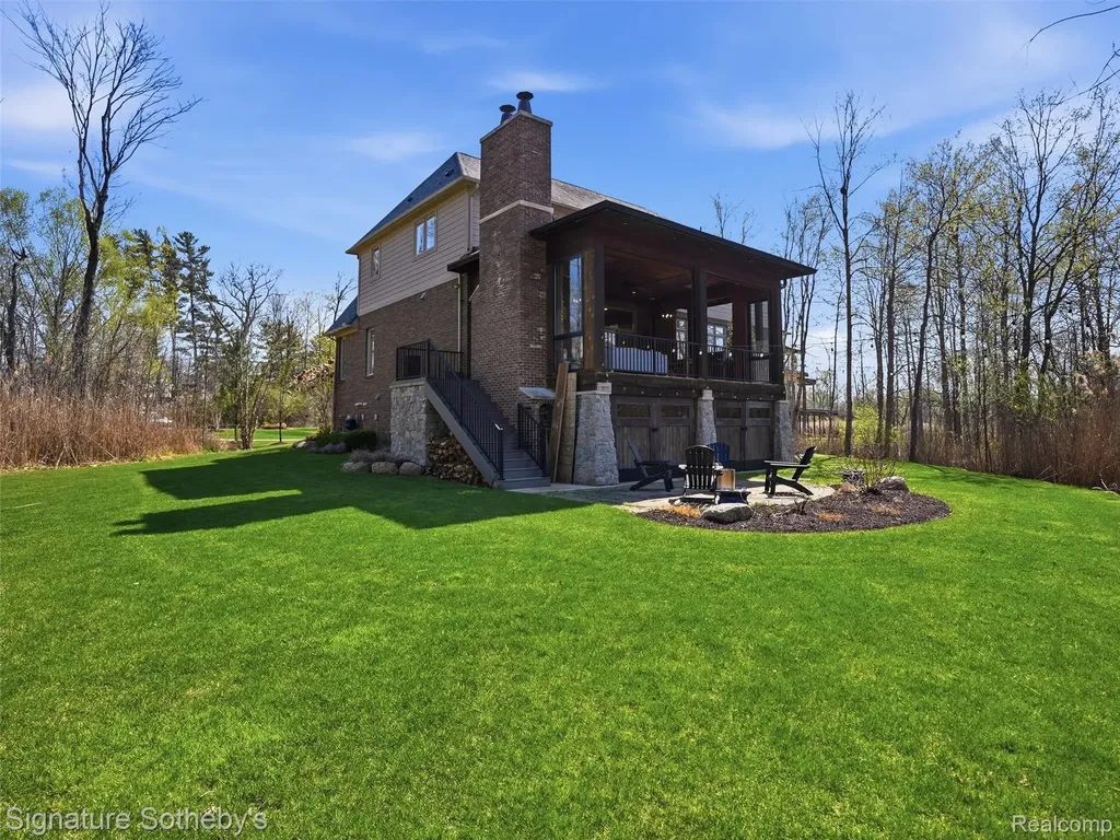 1595 Carriage Way Rochester City MI 48307