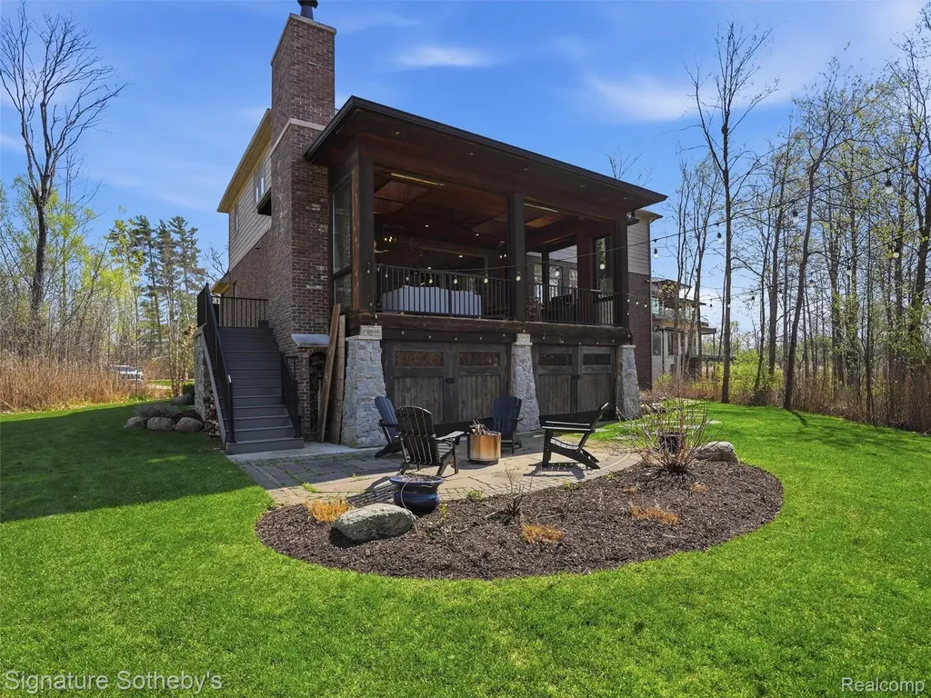 1595 Carriage Way Rochester City MI 48307