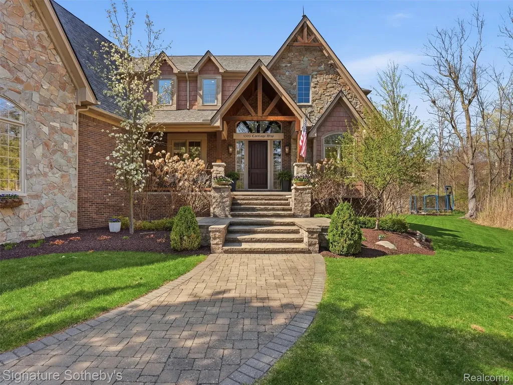 1595 Carriage Way Rochester City MI 48307
