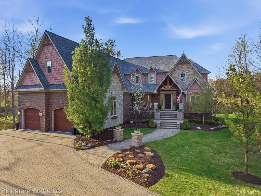 1595 Carriage Way Rochester City MI 48307