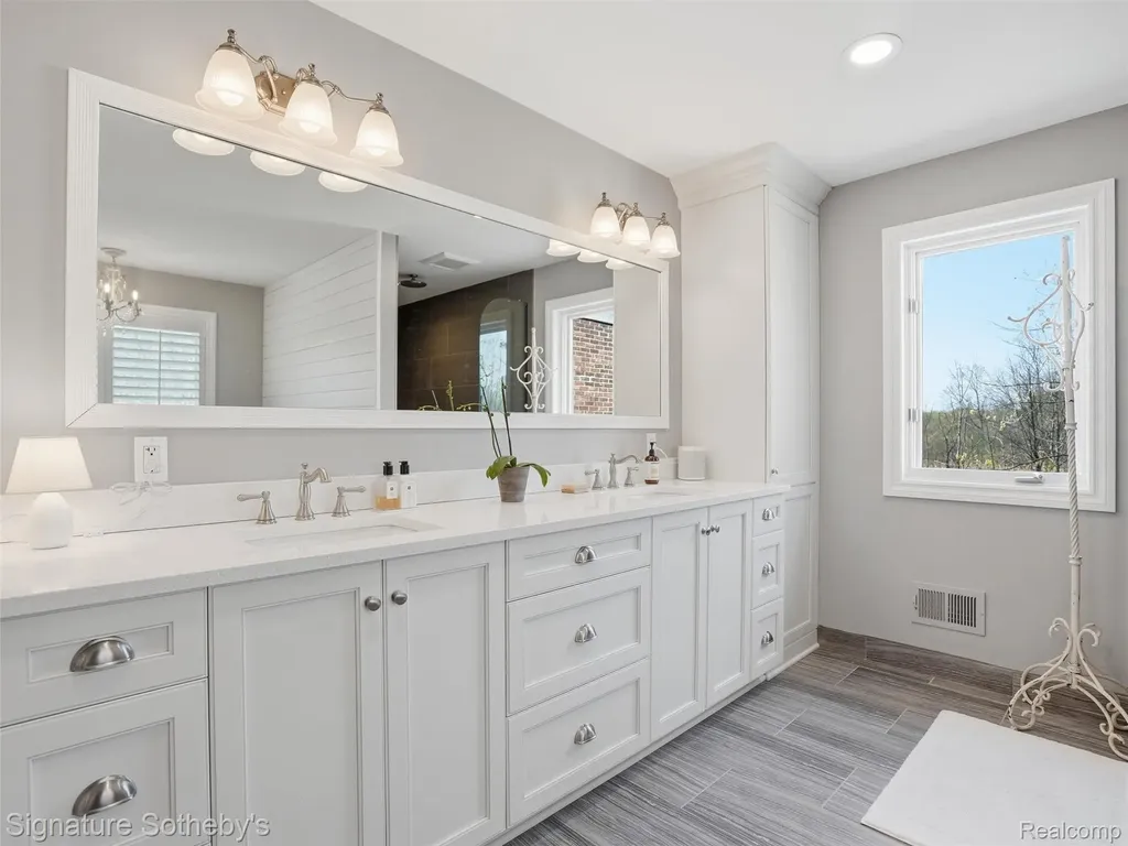 1595 Carriage Way Rochester City MI 48307