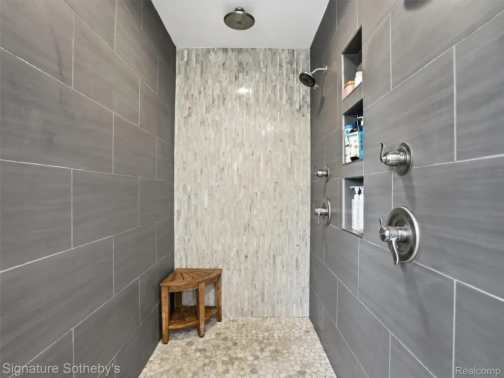 1595 Carriage Way Rochester City MI 48307