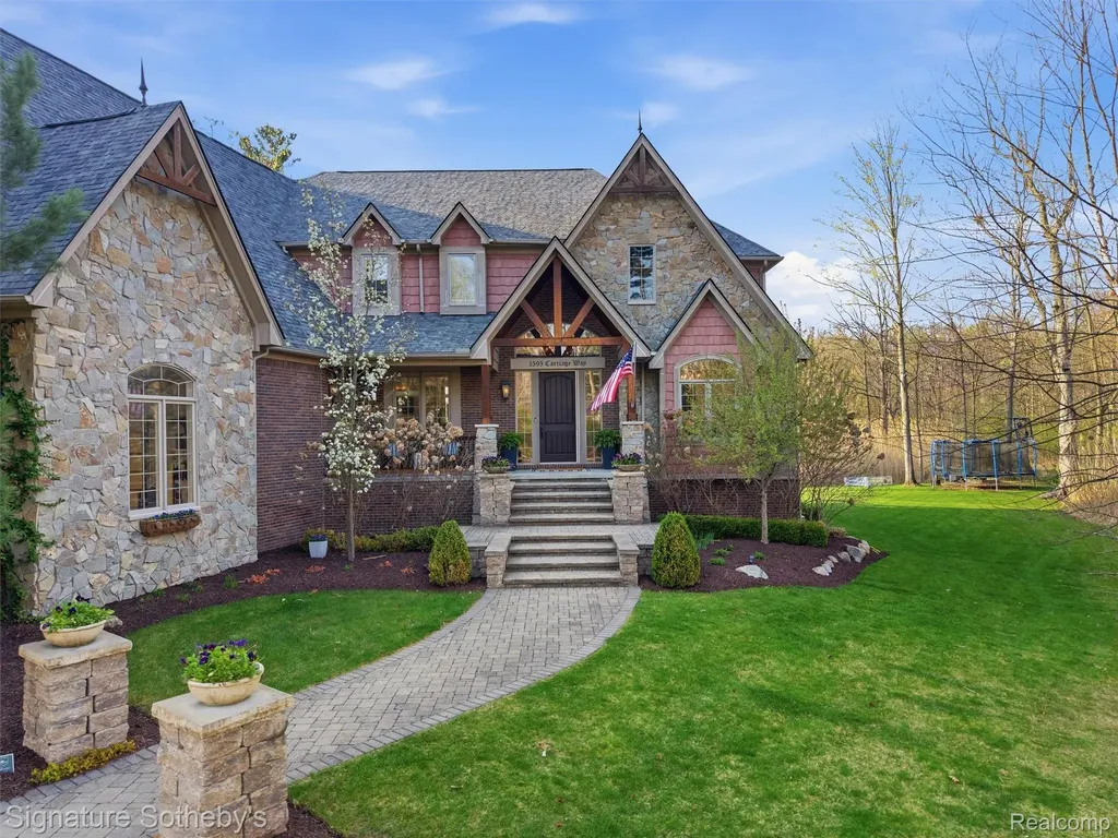1595 Carriage Way Rochester City MI 48307