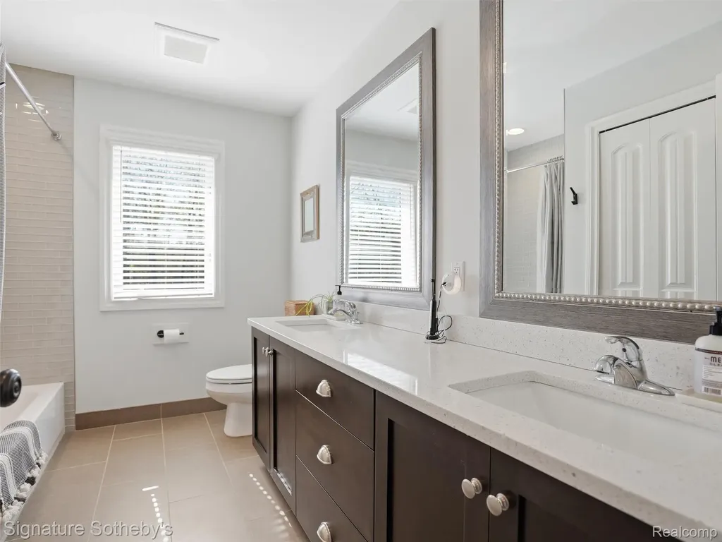 1595 Carriage Way Rochester City MI 48307
