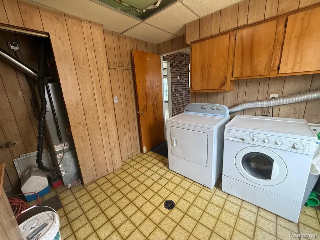 30907 Fernwood Street Westland City MI 48186