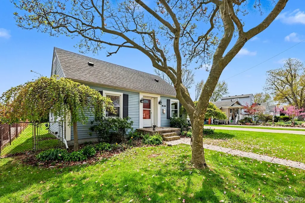 22460 Daniels Street St. Clair Shores City MI 48081