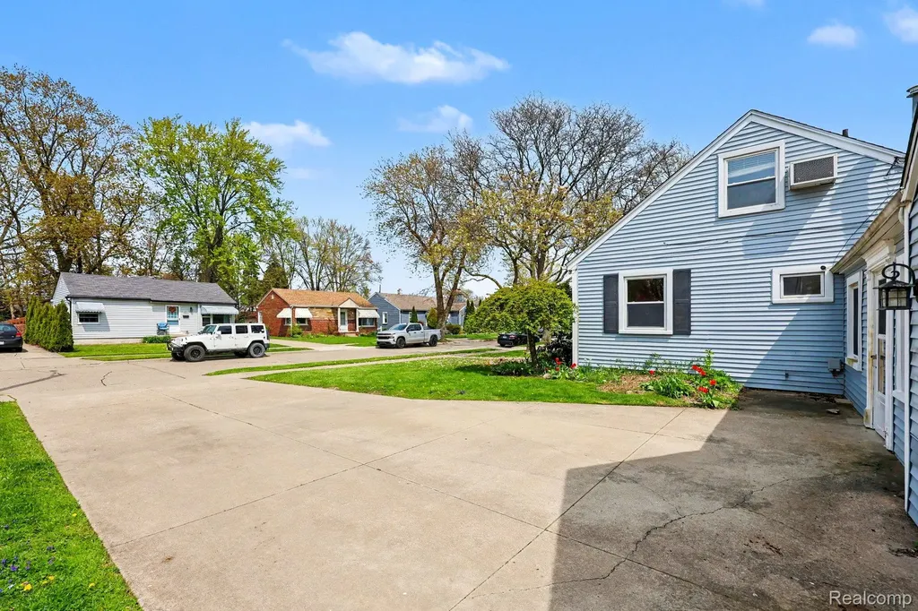 22460 Daniels Street St. Clair Shores City MI 48081