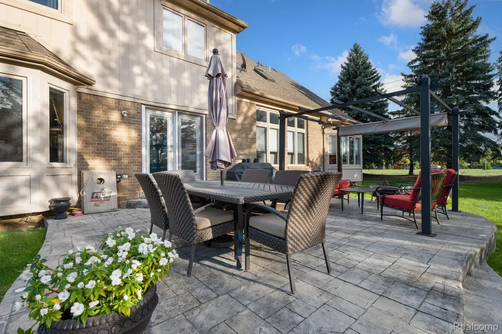 45021 Riverwoods Drive Macomb Township MI 48044