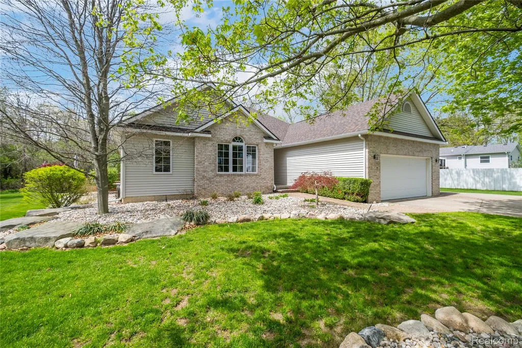 297 Carriage Way Davison City MI 48423