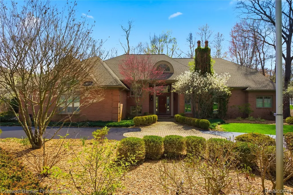 7520 Mistwood Drive White Lake Charter Township MI 48383